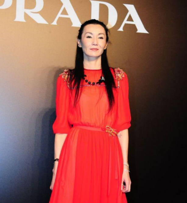 设计|张曼玉优雅老去真坦荡，穿红裙容光焕发仍高贵冷艳，奈何脸部下垂
