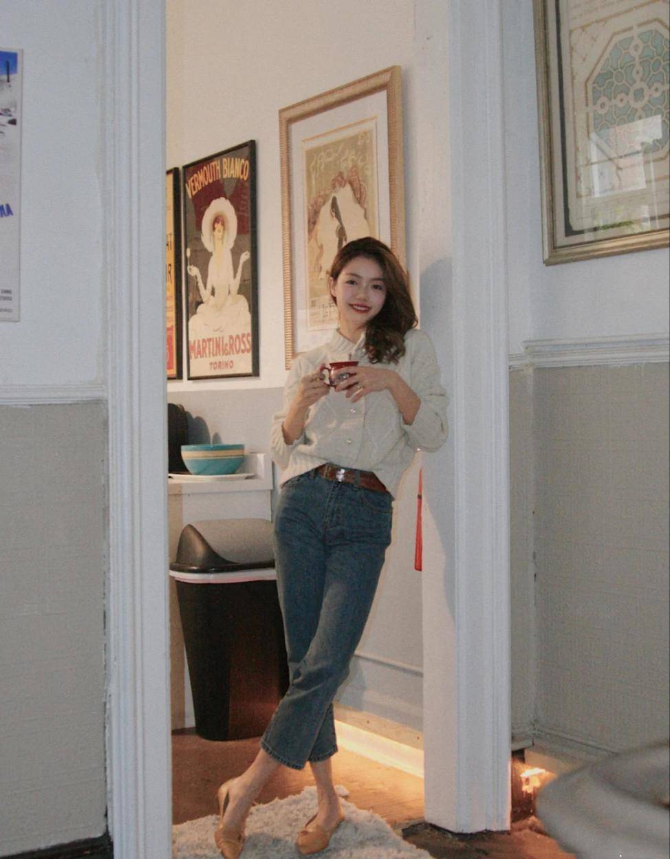 披肩|夏季穿衣没思路，照着学：直筒牛仔裤+“奶奶衫”，让你美到不行