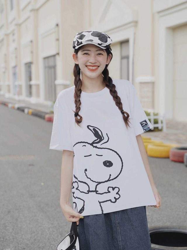 个性|秋季的穿搭小心机,印花T恤搭配牛仔裤半身裙,小个子显高显瘦