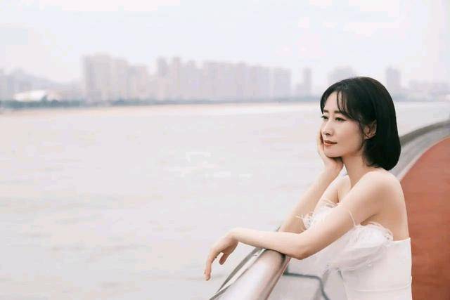 月光|刘敏涛一袭白裙清雅干净，肤白貌美宛如白月光
