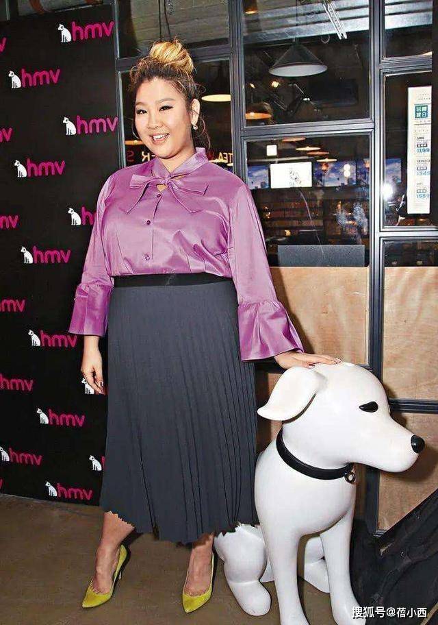 黑色|“郑欣宜”180斤又如何？穿深V领印花裙走红毯，腰线明显气质惊艳