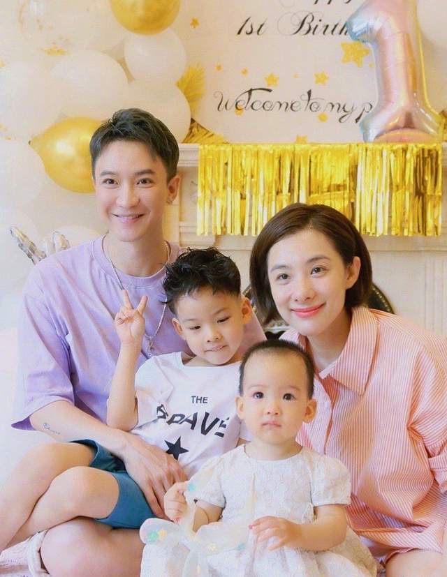 一身|刘璇女儿庆周岁，女儿正脸首曝光一家四口一张脸，她瘦脱相不敢认