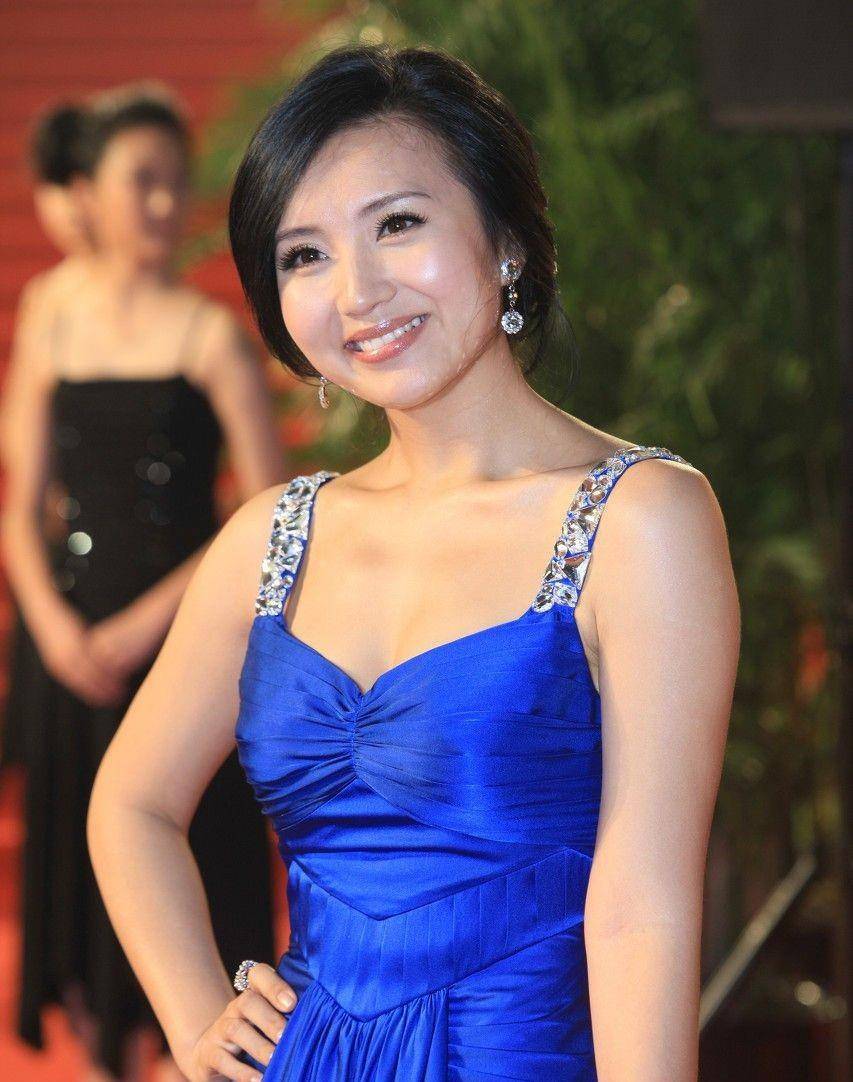 显得|难怪都怀念陈好的“万人迷”，她一袭吊带裙走红毯，身姿赚饱眼球