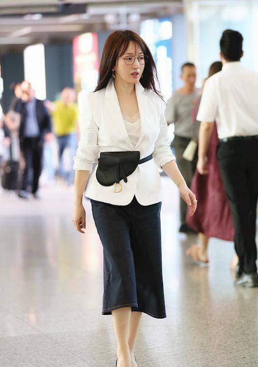 设计|71年的杨钰莹保养有道，50岁身材饱满有肉，穿西装显S型曲线