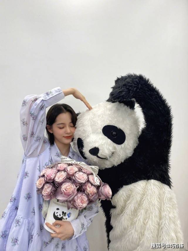 整体|欧阳娜娜剪短发后穿衣风格也变了!由仙美变成了纯欲,清雅又治愈