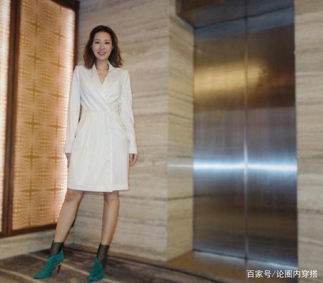 硬汉|甄子丹与家人合照，穿黑白西服硬汉形象十足，汪诗诗穿红裙很美