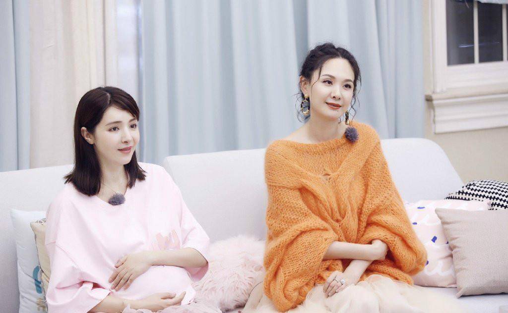 身材|程莉莎“博眼球”，新衣放着不穿，把带“窟窿眼”旧毛衣穿出时髦