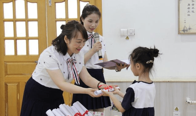 家长|幼儿园老师晒工资条吐槽工资低，网友看完炸开锅，对此评价不一