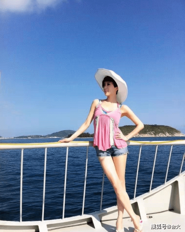 女儿|豪门阔太太金巧巧晒舞蹈视频！8岁女儿瘦成杆，网友直呼：太吓人