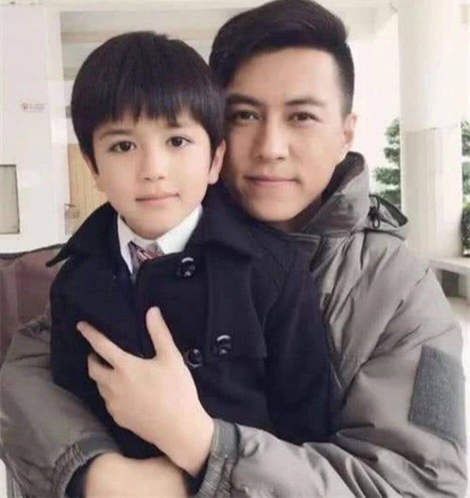他曾与江珊恋爱5年,低调娶二婚妻子,今儿子颜值超越父亲_靳东
