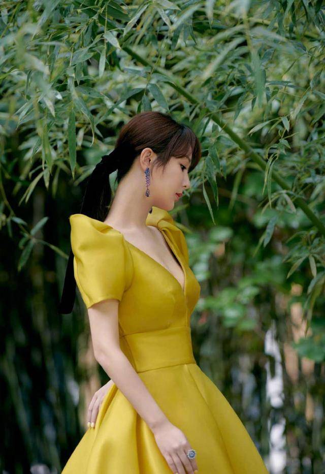 黑色|百花奖女星斗艳！惠英红穿娃娃裙没腰身，杨紫像逃跑的公主