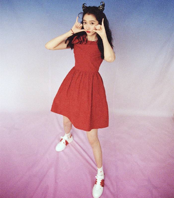 袭小|陈妍希一袭小红裙太时尚，虽然是当妈的人，但生图下身材也耐看