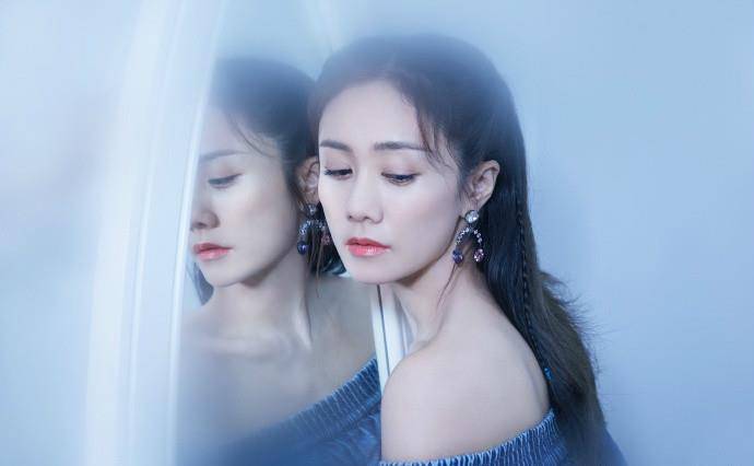 显得|“姐姐”刘芸很有女人味，穿一字肩连衣裙秀香肩，看着挺高级