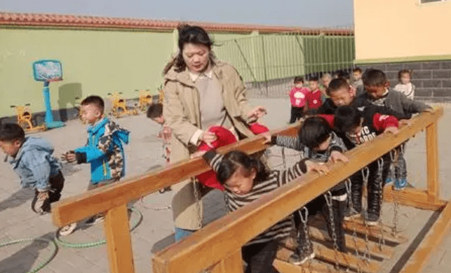 家长|幼儿园老师晒工资条吐槽工资低，网友看完炸开锅，对此评价不一