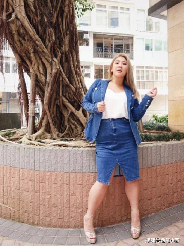 黑色|“郑欣宜”180斤又如何？穿深V领印花裙走红毯，腰线明显气质惊艳