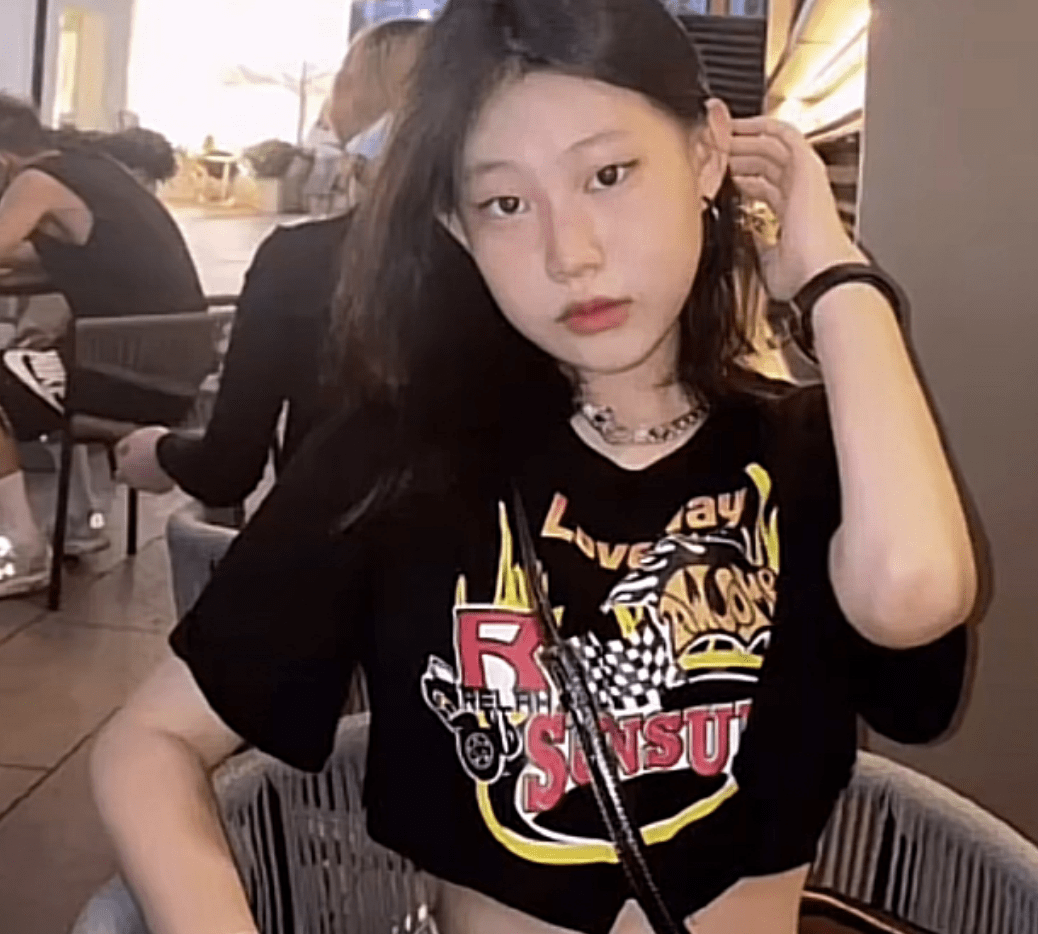 下巴|小沈阳15岁女儿罕露面！脸颊肉嘟嘟单眼皮下巴尖，牙齿又白又整齐