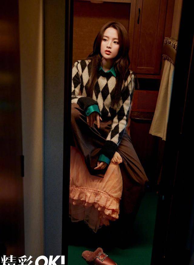 颜色|秋天街头的“英伦风”,只需件菱格毛衣,绅士的贵气你也能有