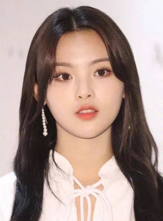 发型|杨超越美出国门！一袭仙女白裙获赞“第一美女”，精致得像洋娃娃