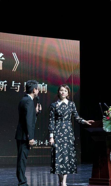 保养|47岁董卿印花连衣裙亮相，因严格保养皮肤身材，如今仍然有少女感