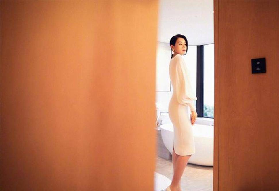 视觉|胡杏儿顶级凡尔赛,穿连体裤自曝增肥困难,三胎后肉眼可见的衰老