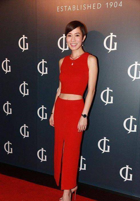 仙女|佘诗曼气质真好，裹身裙穿得贵气十足，气场好大气啊