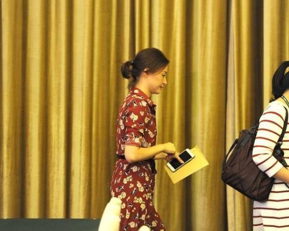保养|47岁董卿印花连衣裙亮相，因严格保养皮肤身材，如今仍然有少女感