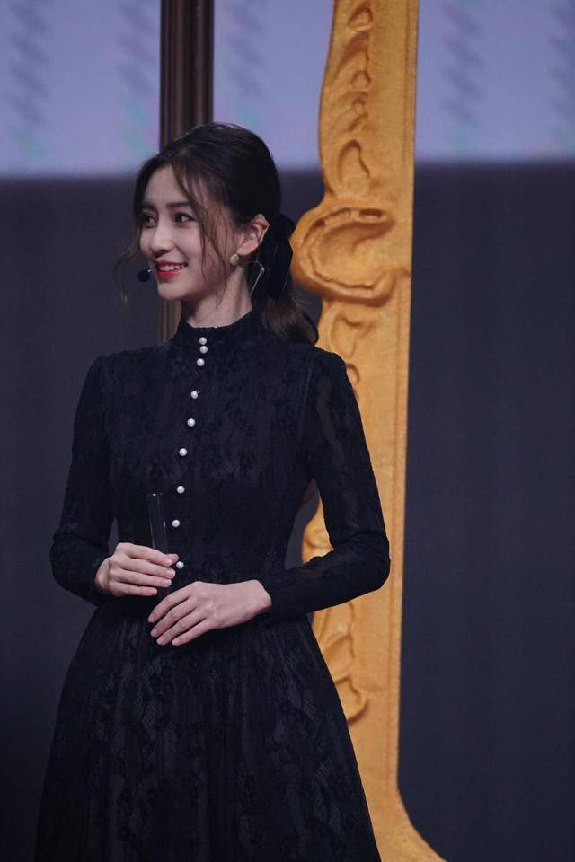 设计|杨颖穿一身黑裙配马丁靴，身材纤细比例完美！