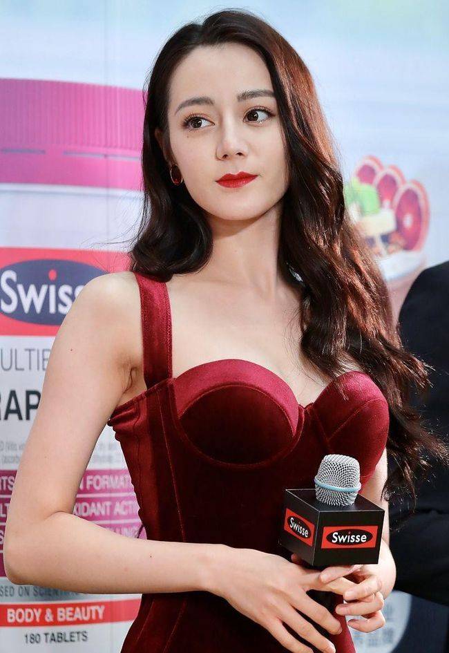 真有|迪丽热巴的颜值扛得住生图，一袭红裙显白有气质，真有“芭比感”