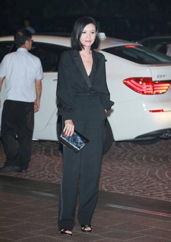 曾华倩|曾华倩晒聚会照，56岁留波波头腹部却凹陷，真实老态根本藏不住！