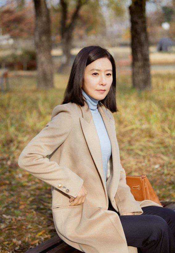 身材|这“婆娘”吃了防腐剂？53岁穿小吊带拍杂志从容优雅，看不出年龄