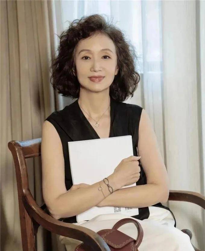 整体|女人50岁以后，夏天少穿T恤，瞧三木妈妈这样穿，优雅又时髦