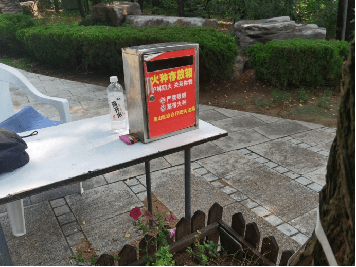 图为森林公园入口处为杜绝火种入山而设置的火种收纳存放箱