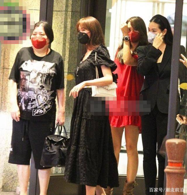 友人|林志玲与友人外出被拍，穿娃娃裙尽显少女范，生图状态哪像45岁？