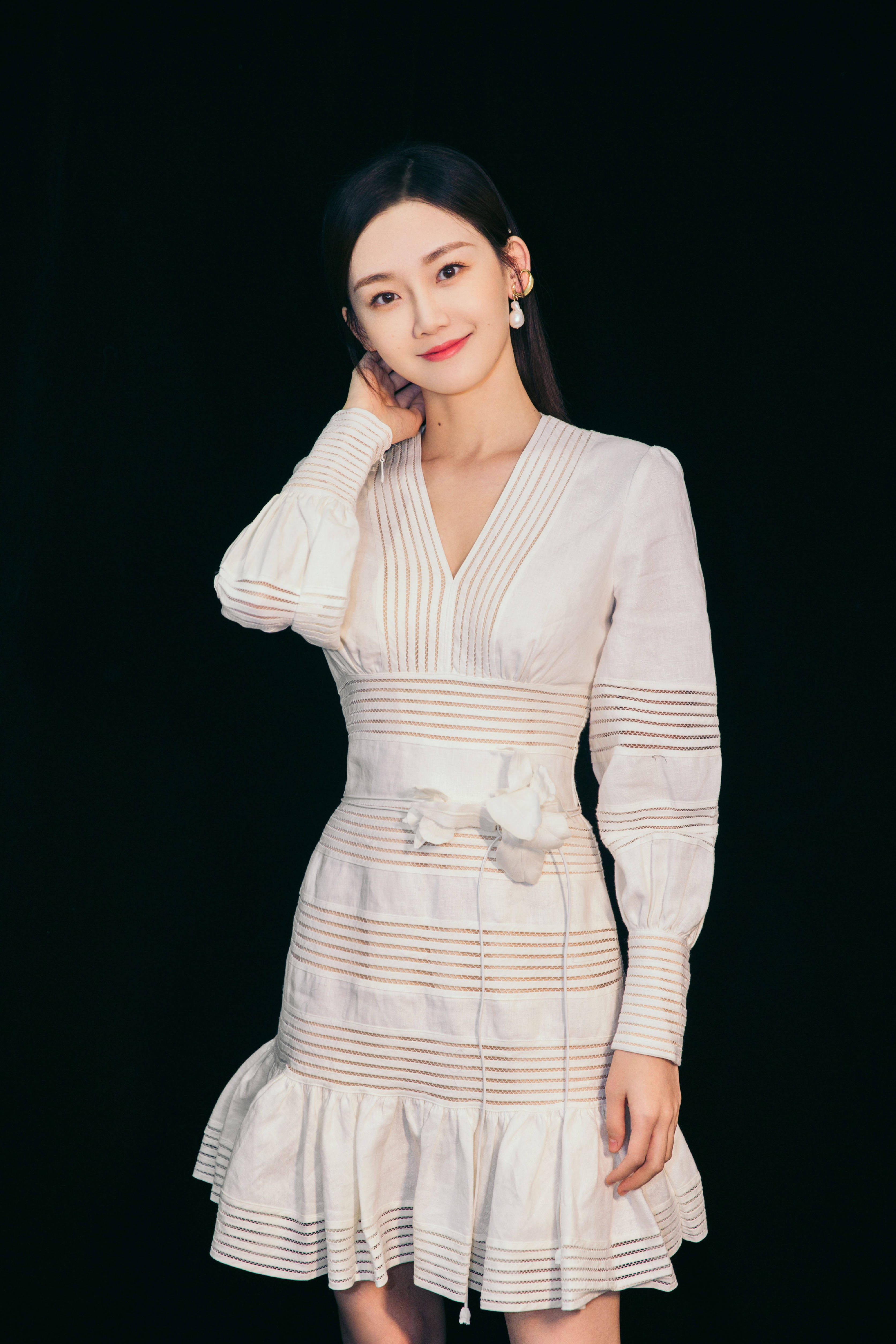 显得|苗苗真低调，一袭白裙清雅素丽，温婉气质却格外的耐看