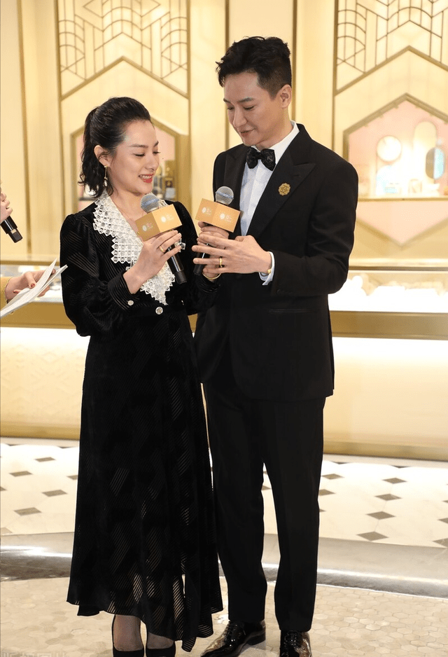 一身|刘璇女儿庆周岁，女儿正脸首曝光一家四口一张脸，她瘦脱相不敢认