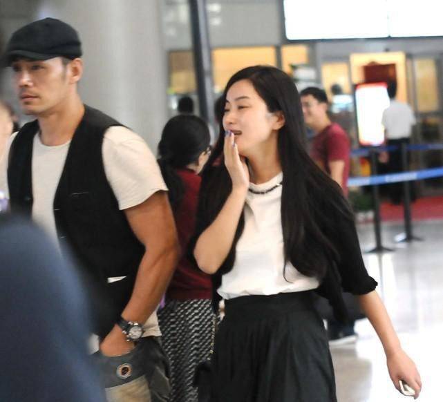 邵兵|邵兵妻子挺文艺，黑白穿搭看着都很艺术，淡妆也能看出肌肤有多好