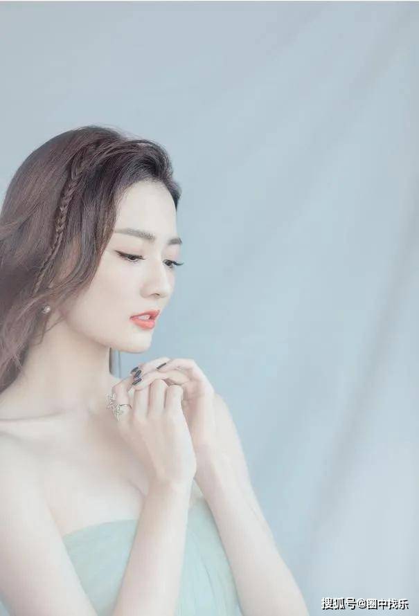 状态|徐璐身材真迷人！抹胸长裙显露出时尚，大家觉得好看吗？