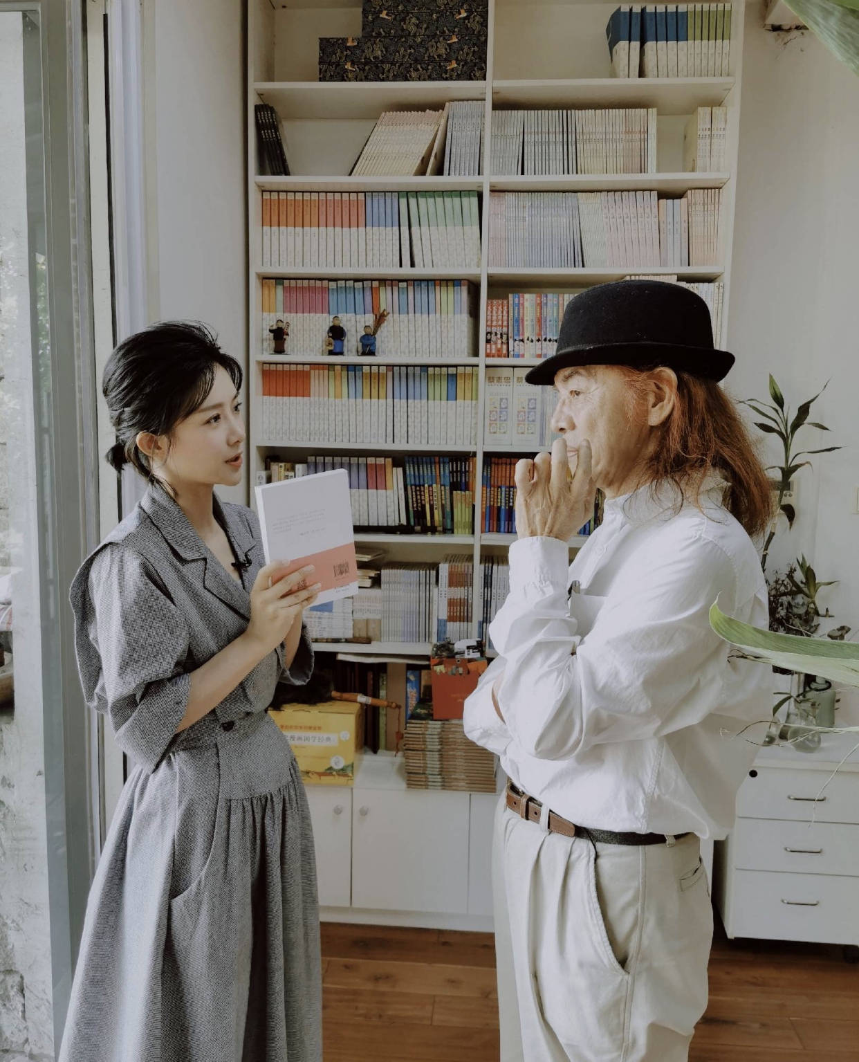 设计|气质女神蔡紫夺冠，简约穿搭似少女不像6岁娃妈，单品你我都有啊
