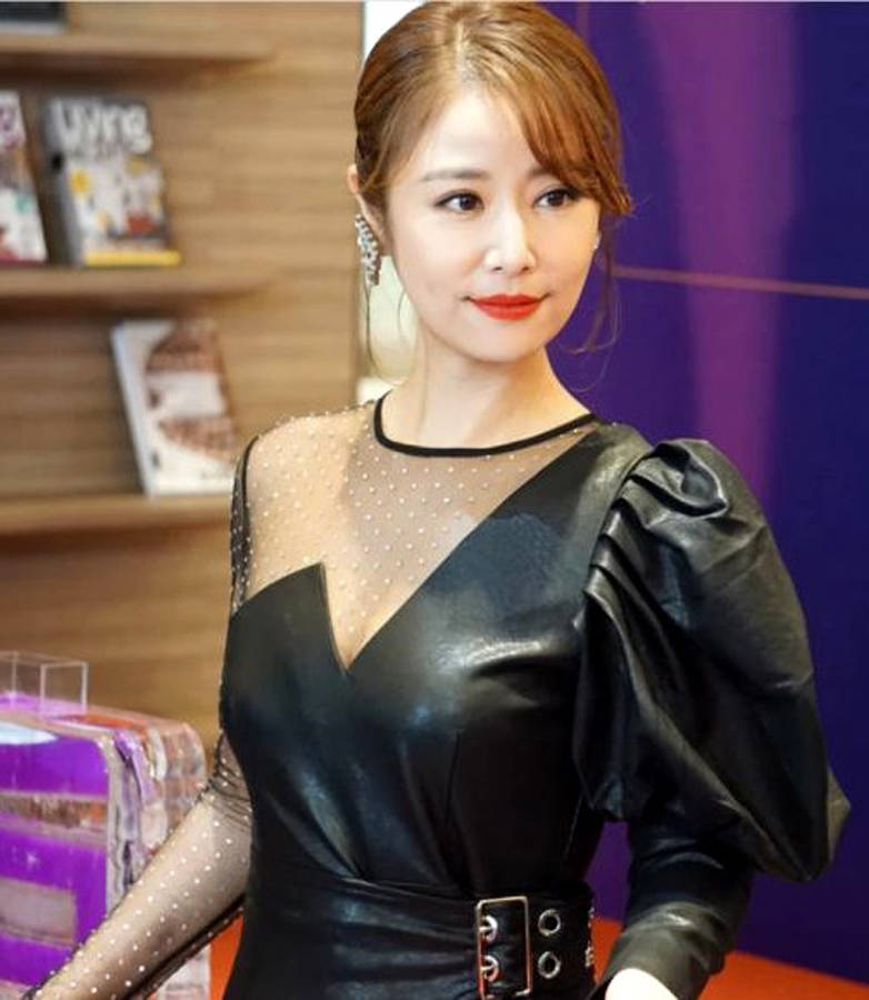 原创林心如穿皮裙也太美了,涂大红唇娇艳迷人,这细腰身材哪像生过娃