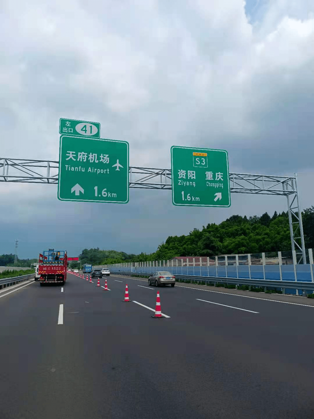 双机场沿线交通标志标牌"更新换代",不怕再走错啦!