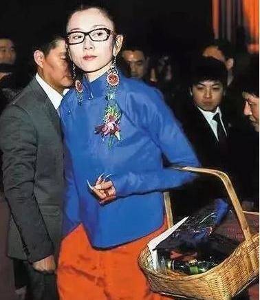 民族|杨丽萍不愧是舞蹈家，挎“菜蓝子”走机场也有范，5厘米指甲抢镜