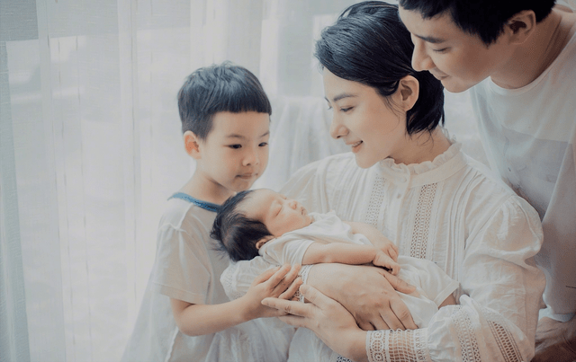 一身|刘璇女儿庆周岁，女儿正脸首曝光一家四口一张脸，她瘦脱相不敢认