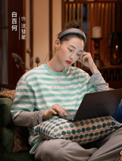 面容|37岁白百何晒近照，淡妆出镜面容憔悴，手上万元包宝石戒指超吸睛