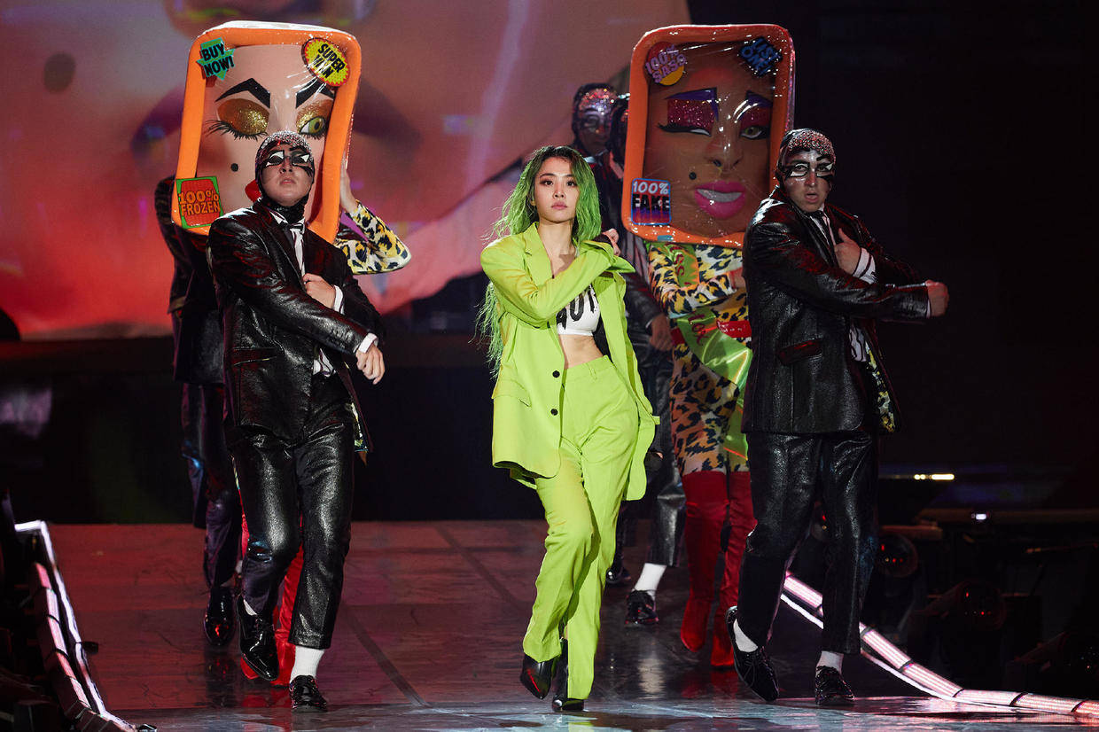 蔡依林|蔡依林40岁了，穿衣依然很胆大，身穿拼接连衣裙，秒变潮流女王