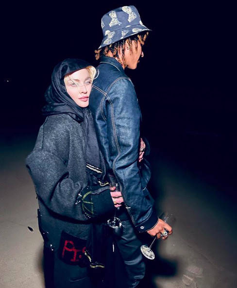 曲线|62岁麦当娜扎双麻花辫扮嫩！黑色蕾丝裙秀丰腴，27岁黑人男友超高