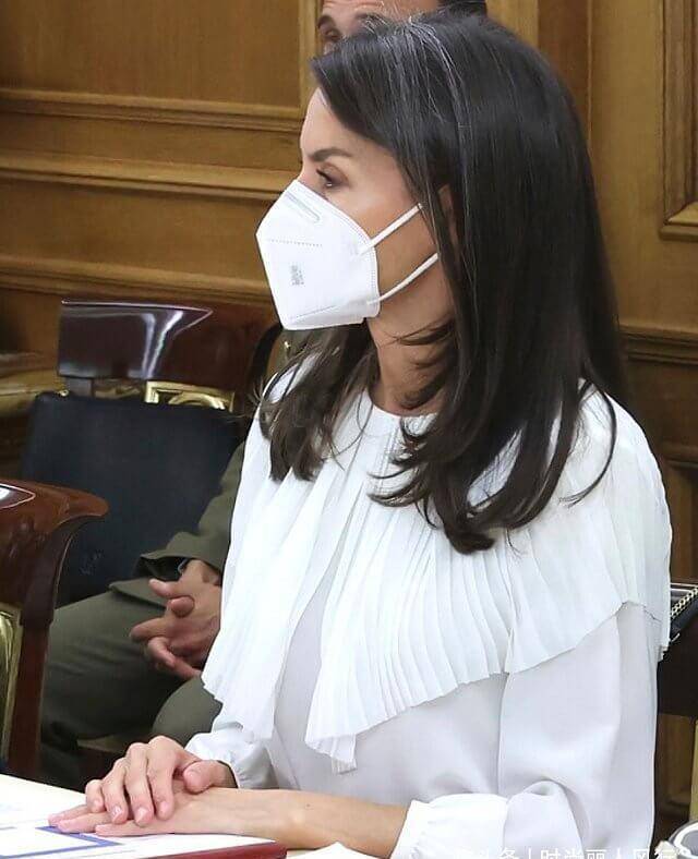 初恋|西班牙王后盯国王入迷好甜！荷叶边衬衫凹初恋感，裹红裙气场贼强