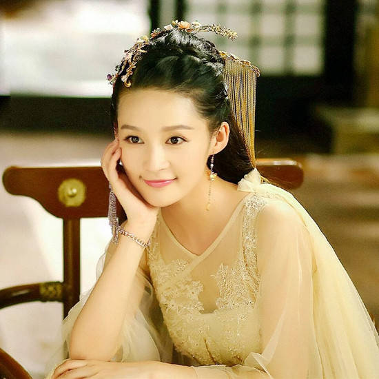 贾静雯|古装美人单手托腮什么样？李沁、唐嫣、贾静雯谁的造型最少女？