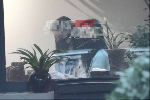 状态|刘亦菲素颜就餐被拍！与助理全程说说笑笑，大口吃喝被指太接地气