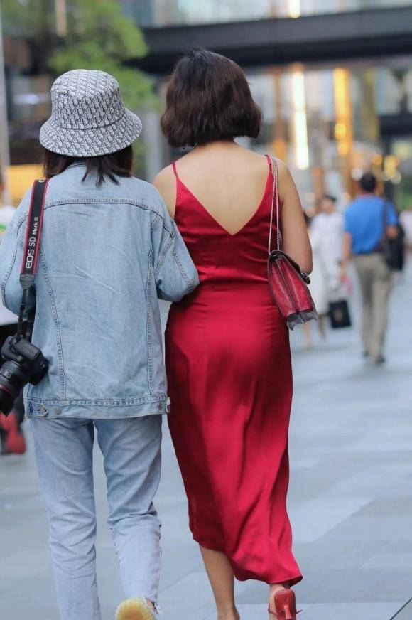 身材|美女穿可甜可酷的淡蓝色百褶连衣裙，更显韵味，简约休闲