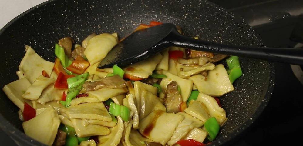 盛出|教大家在家做一道“干锅千叶豆腐”，在家做即实惠，又好吃